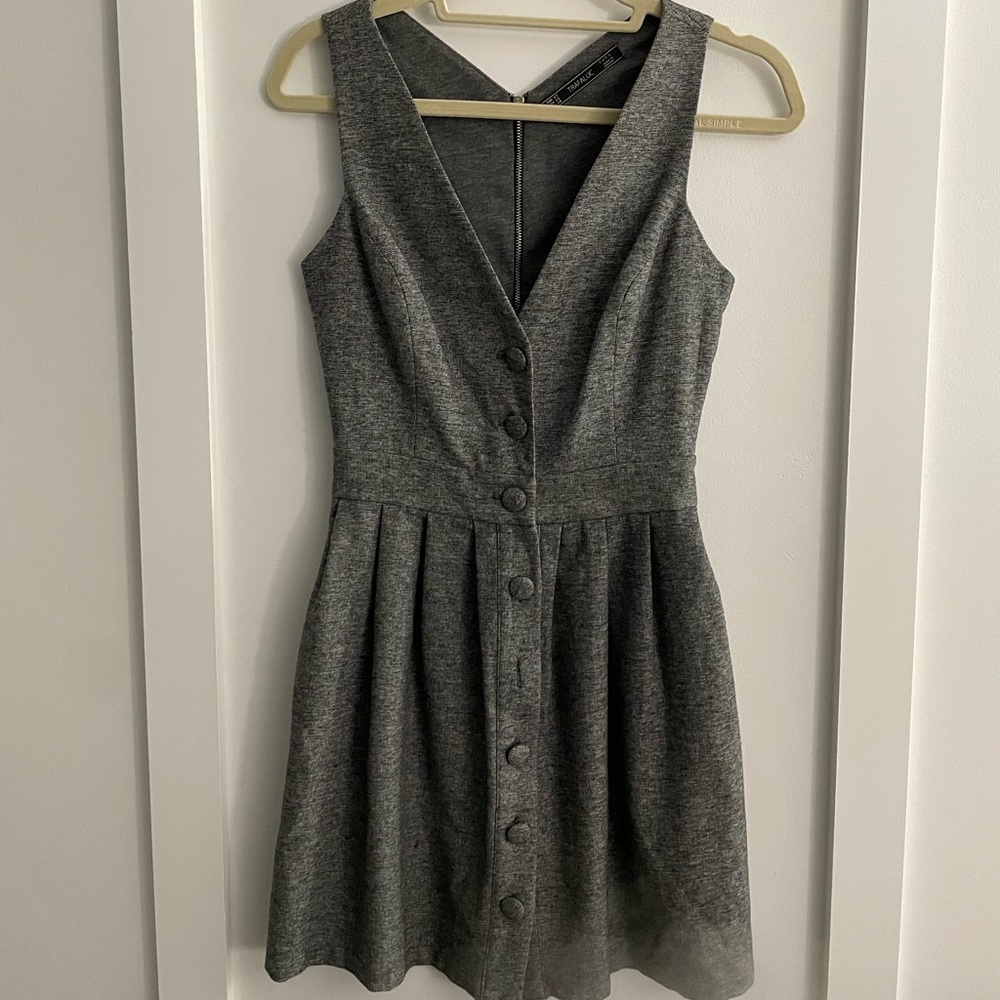 ❌ SOLD ❌ Zara button down grey dress peekaboo back